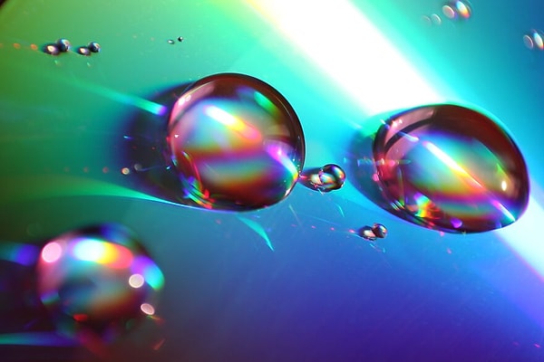 Капли воды на DVD-диске под воздействием солнечного света.