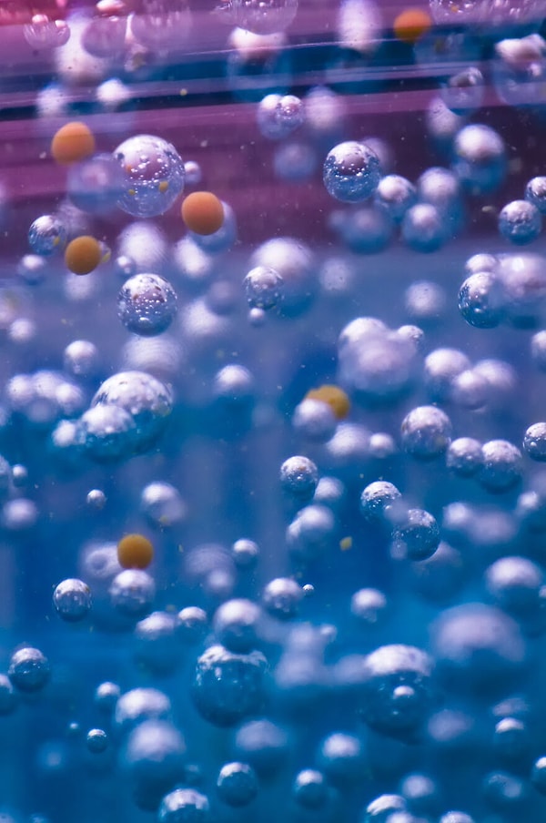 Мини-вселенная бутылки шампуня.