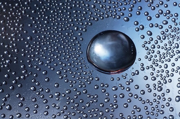 Это тоже капли в бутылке с водой.