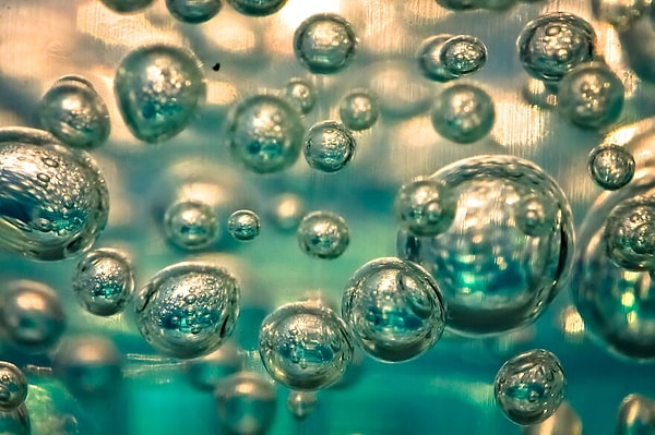 Пузырьки в дезинфицирующем средстве для рук.