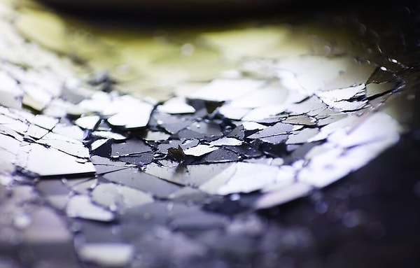 Сломанный экран телефона.