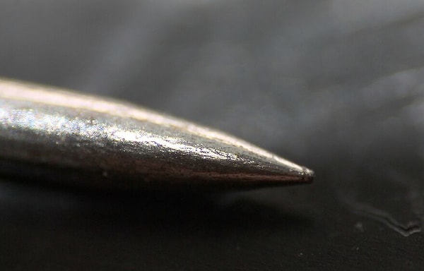 Кончик швейной иглы.