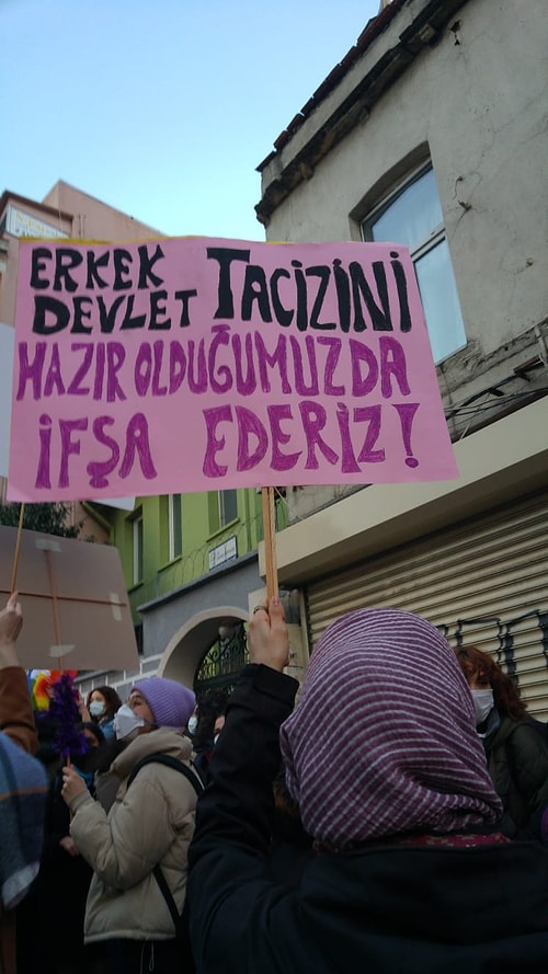 Memelerini Açarak '8 Mart Feminist Gece Yürüyüşü'ne Destek Veren Kadın, İnsanları İkiye Böldü