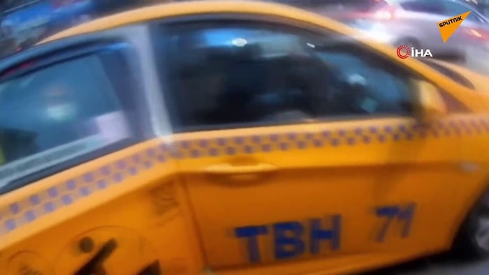 Emniyet Şeridinden Giderek Araçları Sollayan Motorcu, Taksiden İnen Müşterinin Kapısına Çarpınca Çılgına Döndü