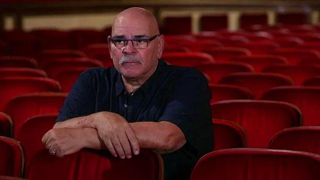 Türk tiyatrosunun usta oyuncusu Rasim Öztekin'i kaybetmenin derin üzüntüsü içerisindeyiz. İstedik ki onu, hepimizin hafızasında iz bırakan replikleriyle hatırlayalım...