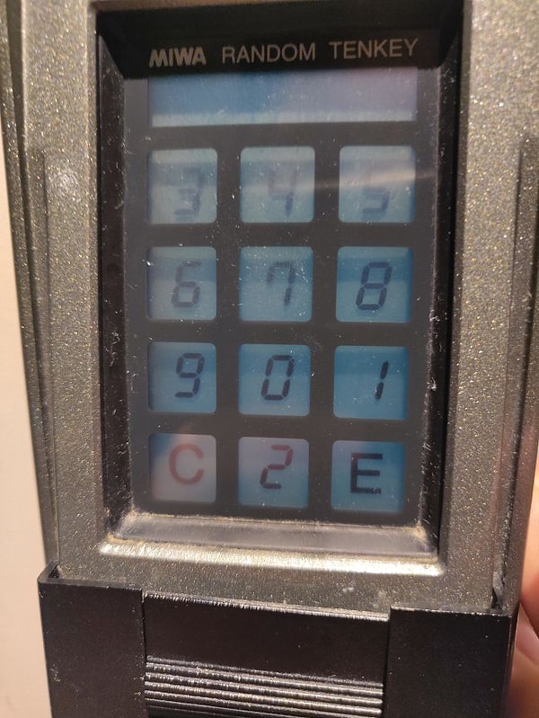 11. Эта клавиатура каждый раз рандомизирует числа, чтобы кто-то не узнал пароль по движениям вашей руки