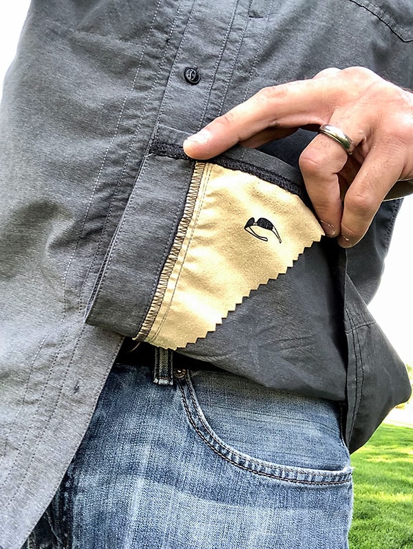 15. У этой рубашки есть кусок ткани, если вам нужно протереть очки