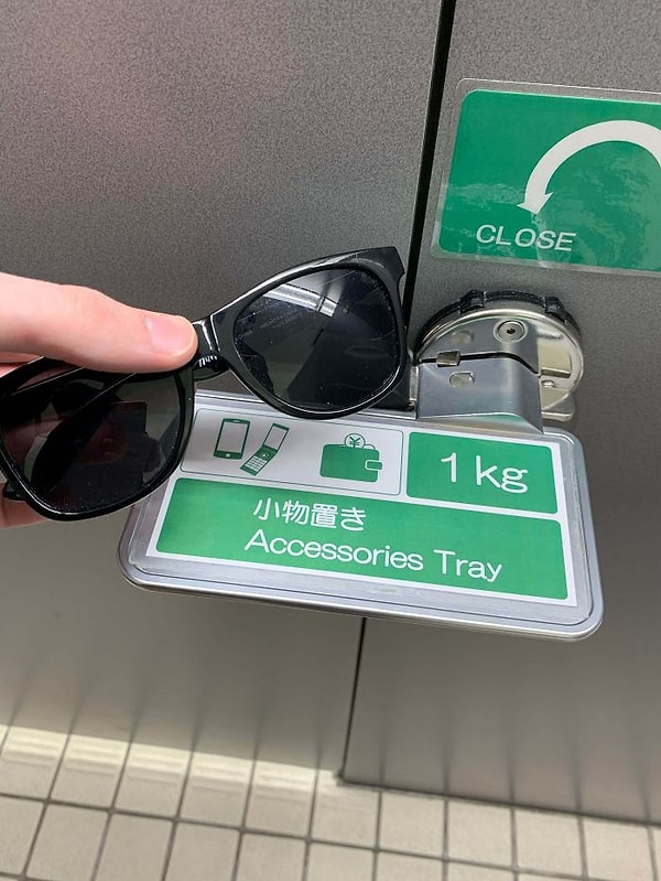 22. Замок в туалете, который можно использовать как поднос. И вы не сможете выйти, пока не заберете свои вещи