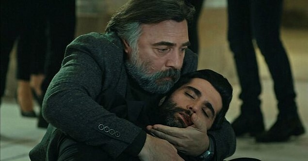 5. O 10 puana dayanacak dediğimiz 'Eşkıya Dünyaya Hükümdar Olmaz', hem 10 puanı aştı hem de ara ara Masumlar Apartmanı'ndan birinciliği kapmaya başladı. Arka Sokaklar gibi o da eski kurtlardan. Döner dolaşır, bir şekilde salı gününü alır.