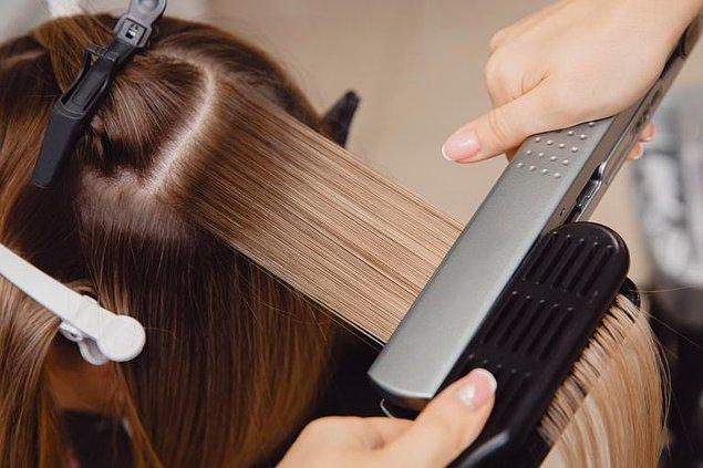 4. Eğer saçınızı düzleştirici kullanarak şekillendirecekseniz, bu sefer de mutlaka tam kuruduğundan emin olun.