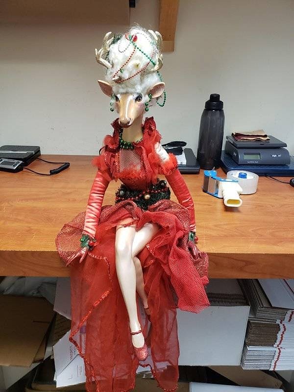 2. Посадили бы такую нарядную козочку себе на рабочий стол?