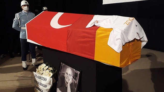 . Babasına veda eden Pelin Öztekin, “Ben burada büyüdüm. Bu sahneye böyle çıkmak istemezdim. Onu çok seviyorum. Herkese çok teşekkür ederim.” ifadelerini kullandı.