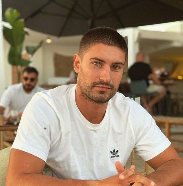 25 yaşındaki Frankie, Tinder'da eşleştiği 19 yaşındaki kıza mesaj atarak Range Rover'ında seks yapmak istediğini söyledi.