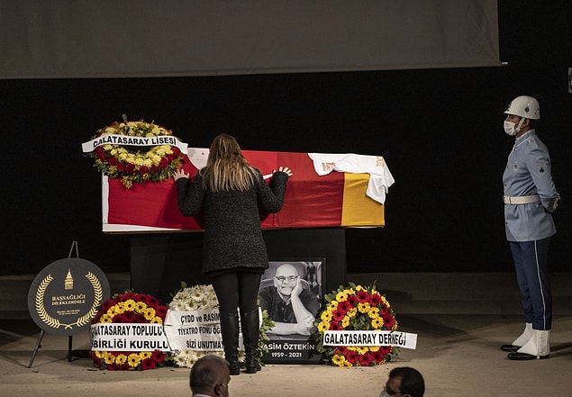 Öztekin'in kendisi gibi oyuncu olan kızı Pelin Öztekin, gözyaşlarını tutamadı.