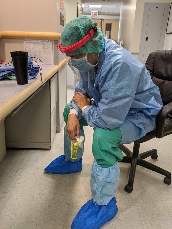 3. "Мой отец - самый сильный человек из всех, кого я знаю. Он только что отработал 12-часовую смену в отделении интенсивной терапии, а ведь прошла всего неделя, как он сам оправился от болезни".