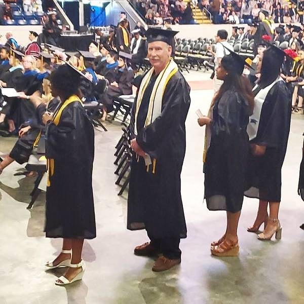 8. "Мой отец получает диплом бакалавра в 62 года. Я так горжусь им!"