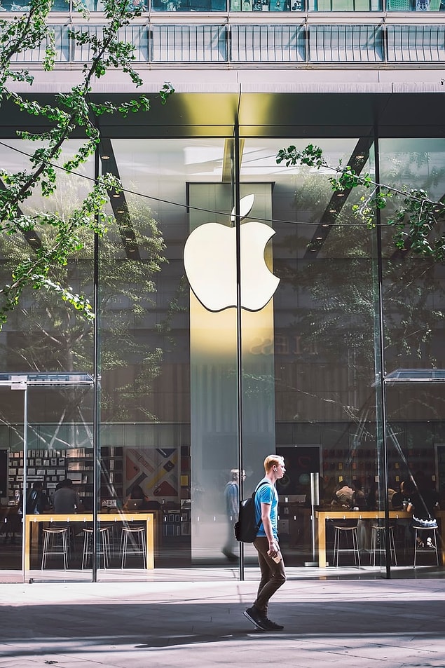 Söylentilere göre Apple başka gözlük projeleri ile de uğraşıyor. iGlasses veya Apple Glass olarak adlandırılacağı tahmin edilen bir çift AR gözlüğü oluşuma sürecinde olduğuna da inanılıyor.