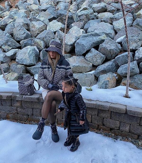 Annesi Kylie, teyzesi Kendall ve anneannesi Kris ile birlikte gittikleri Aspen tatilinde, günlüğü 25 bin dolara karın ve kayağın tadını doyasıya yaşamışlardı. Stormi, annesiyle birlikte kayak yapmış ve yaşının çok ötesinde yaşadığı hayatla yine iç geçirtmişti.