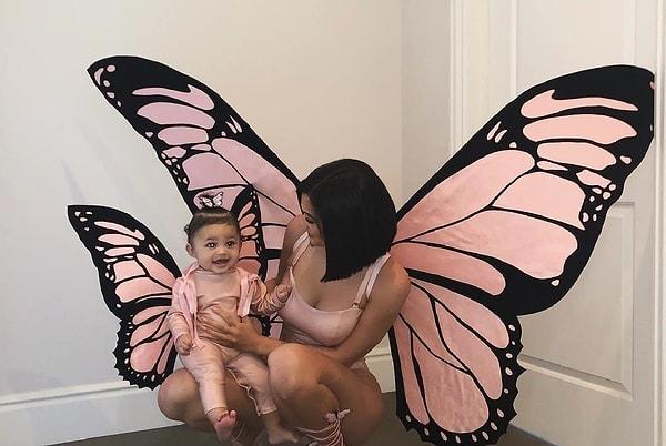 8 aylıkken şirinliği ile sempati toplayan Stormi, kelebek kostümünün içerisinde tam bir masal kahramanına dönüşmüştü. Annesi Kylie lateks pembe tulumu üzerine kelebek kanatları takarken, minik kızı yine ona eşlik etmişti.