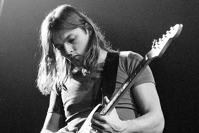 David Gilmour gruba dahil olduktan sonra, Syd Barrett da bir süre grupla devam etmiştir.