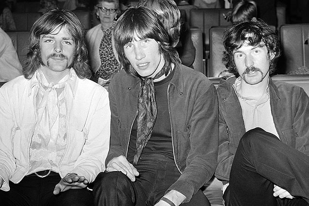 Üyelerden Roger Waters, Nick Mason ve Richard Wright, Londra'da mimarlık öğrencileriydi.