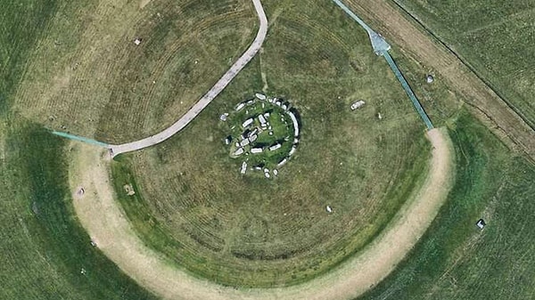 7. Сможете назвать этот древний монумент?