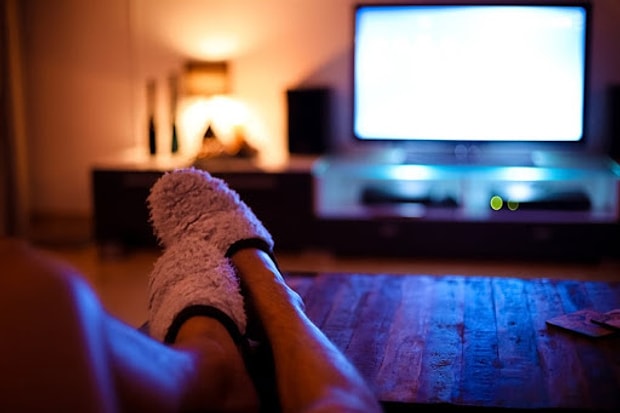 Dizi-film izlerim.
