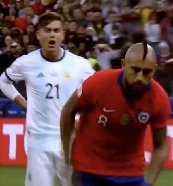 Geçmişte bu olayın bir çok örneği de var. 2019 yılında oynanan Copa América Arjantin-Şili 3.lük 4.lük maçında Vidal penaltı kullanırken Dybala arkadan “Kiricocho” diye bağırmıştı.