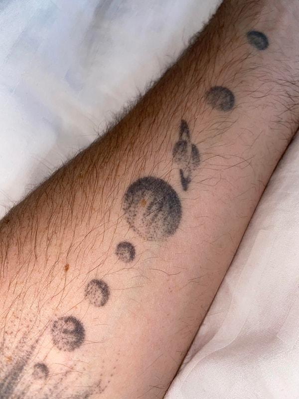 17. "Güneş sistemini ön koluma dövme yaptırdım ve Jüpiter'in Büyük Kırmızı Lekesi'ni temsil eden bir benim var."