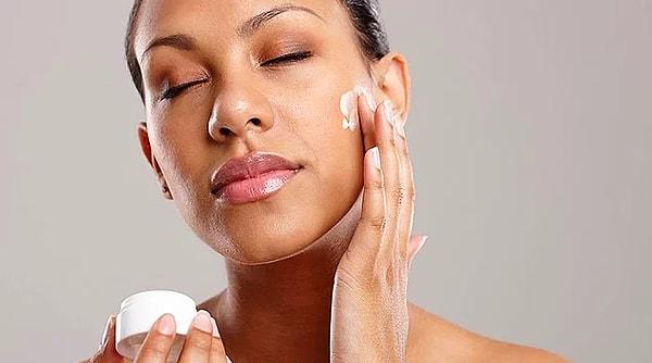 11. Yüzünüzü yıkayıp nazikçe kuruladıktan sonra hemen tonik kullanın ve cildinize uygun bir nemlendirici ile cildinizi sabah akşam nemlendirmeyi ihmal etmeyin.