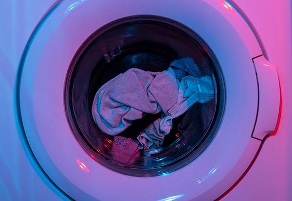 2. Eğer çamaşır makinenizde sürekli olarak tuhaf bir koku olduğunu düşünüyorsanız çamaşırlar yıkandıktan sonra makinenin kapağını açtığınızdan mutlaka emin olun.
