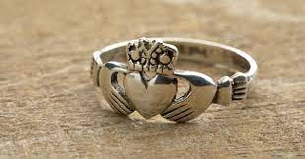 8. İrlanda geleneği, iki elin tuttuğu taç motifli bir kalp olan "claddagh" isimli bir yüzük etrafında döner.