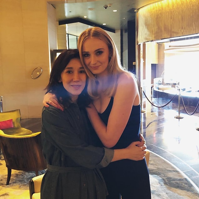 Ve Sophie Turner gibi arkadaşlarıyla buluşmuş,