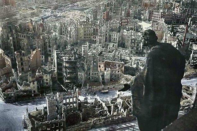 10. Dresden'in bombalanmasından aylar sonra Rathaus'tan ya da belediye binasından görüldüğü şekliyle şehrin yıkımı.