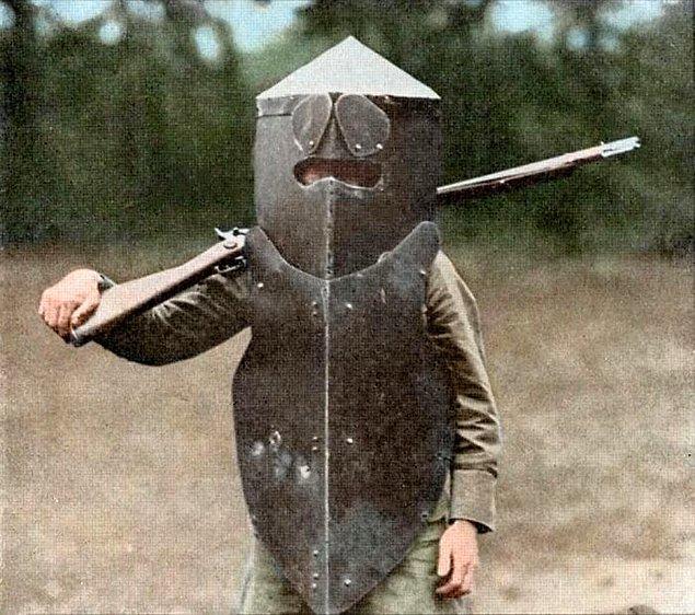 16. Brewster Vücut Kalkanı giyen bir ABD askeri (1917).