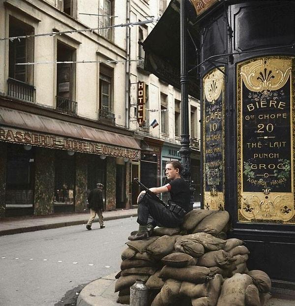 17. Bu fotoğraf, 23 Ağustos 1944'te Paris'in Kurtuluşu sırasında bir Fransız Direniş üyesini anlatıyor.