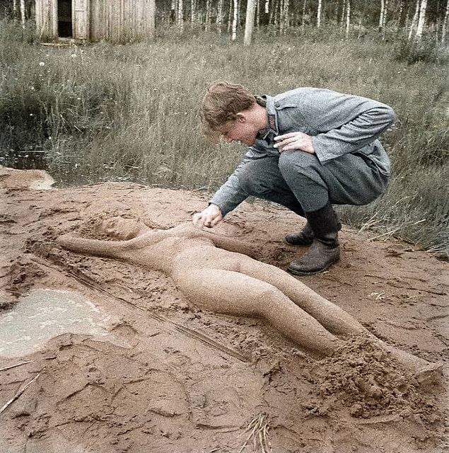 19. Fin topçu onbaşı Niman, Devam Savaşı sırasında kumda kadınsı bir figürü şekillendirirken (Valkjärvi, 1943).