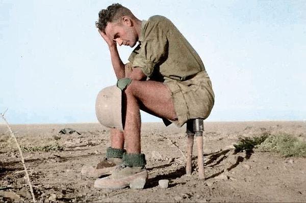 27. 1942'de Kuzey Afrika harekat alanında iki M24 Stielhandgranate (ahşap saplı el bombası) üzerine oturan bir asker.