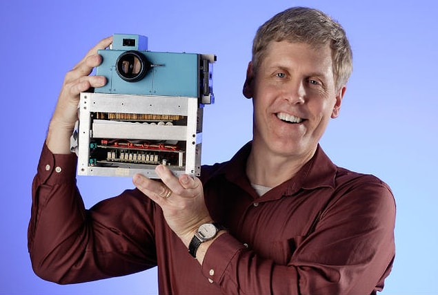 1973 yılında, henüz 24 yaşında olan Steven Sasson Kodak şirketinde işe girdi. Görevi C.C.D. (Charged Coupled Device) kısaltması ile anılan cihazlar için bir aplikasyon geliştirmekti.