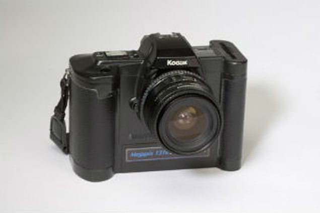 1989 yılında Sasson ve Robert Hills DSLR fotoğraf makinesini üretti. Bugün pazarda benzerleri bulunan fotoğraf makinesinde hafıza kartı kullanılmıştı ve görüntü sıkıştırılabiliyordu.