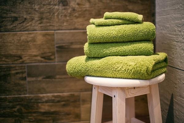 13. Çamaşır kurutma makinenizin içine kuru bir havlu koyarsanız çok daha hızlı kurutma yapar.