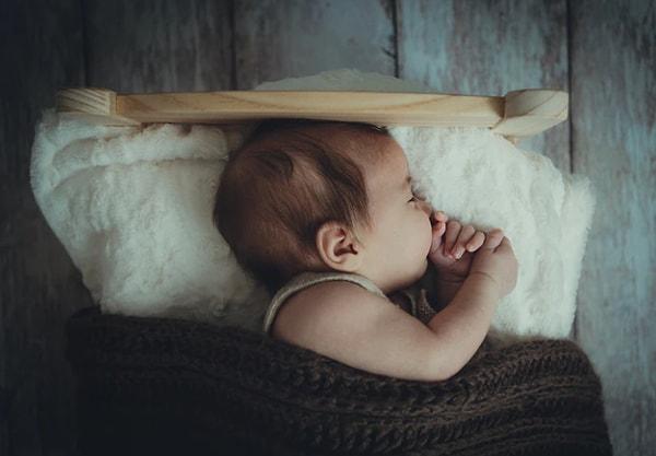 Bu etkiler beyinde morarmayı, kanamayı ve beyin şişmesini tetikleyebilir. Sarsılmış bebek sendromu 2 yaşın altındaki çocuklarda daha yaygındır, ancak 5 yaşına kadar olan çocukları etkileyebilir. Sarsılmış bebek sendromu vakalarının çoğu 6 ila 8 haftalık bebeklerde görülür, bu da bebeklerin en çok ağlama eğiliminde olduğu zamandır.