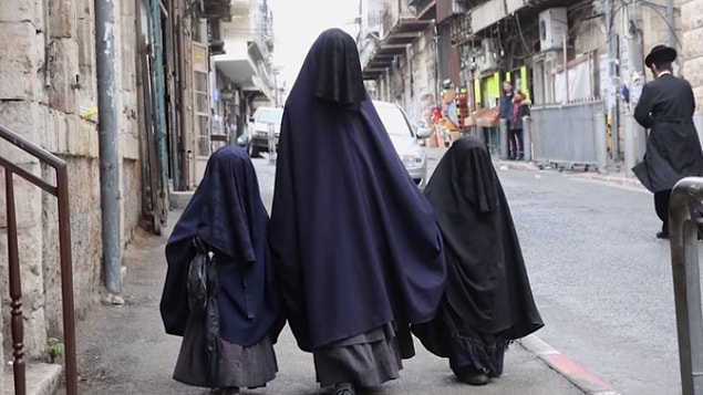13. Bazı ailelerdeki kadınlar evlerinde ve hatta duşta bile çarşafla durmak zorundadırlar.