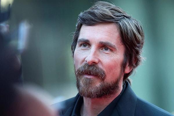 1. Netflix, Christian Bale’in başrolde yer aldığı Pale Blue Eyes filminin yayın haklarını 55 Milyon Dolar karşılığında satın aldı.