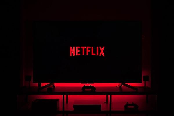 9. Söylenenlere göre Netflix, şifresini başkalarıyla paylaşıp bir profili birden fazla kişinin kullanılabilmesinin engelleneceği bir sistem üzerine çalışıyor.
