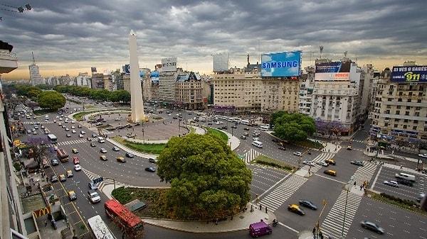 18. Dünyanın en geniş caddesi olan Avenida 9 de Julio (9 Temmuz Bulvarı) Buenos Aires’dedir. Cadde 140 metre uzunluğundadır.