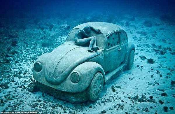 Первый подводный музей художника был создан у Карибского острова Гренада в 2006 году и состоит из 75 скульптур, занимающих площадь 800 квадратных метров.