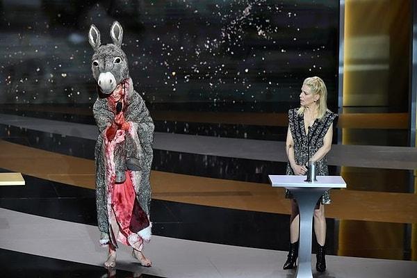 57 yaşındaki Fransız aktris Masiero, kanlar içindeki bir elbisenin üzerine giydiği eşek kostümüyle sahneye çıktı.