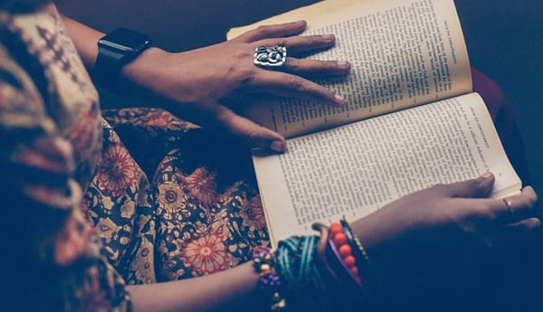 12. Onlar için kitaplar, insanlardan daha samimidir.