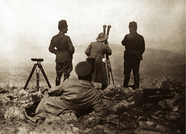 Aradan 1 yıldan fazla bir süre geçer. Kuvvetli çarpışmalar neticesinde Mustafa Kemal Paşa ve muzaffer ordusu işgalci Yunan'ın peşi sıra İzmir'e yürümektedir.